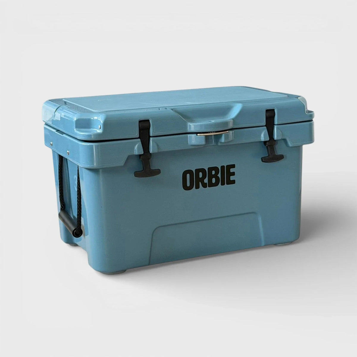 Orbie 35 cool box in Mountain Blue closed, three-quarter view with the rope carry handle at the end
