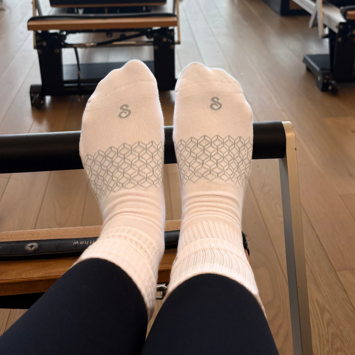 hipSwan Flow Crew Grip Socks