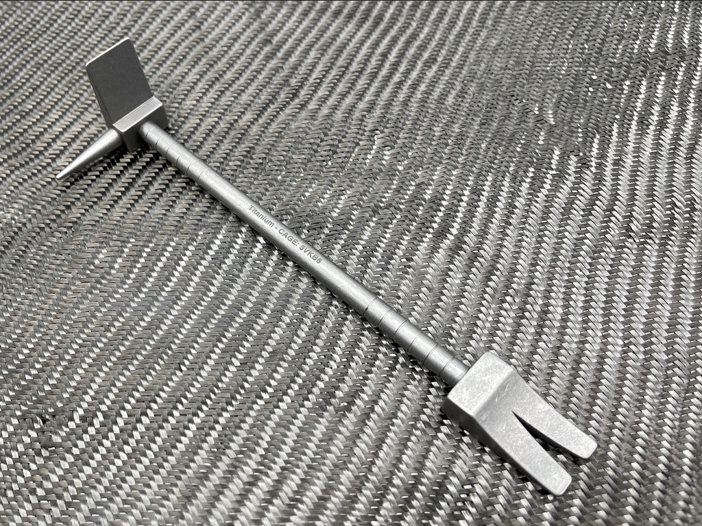 8 in Titanium Hooligan Bar lying on carbon fibre weave