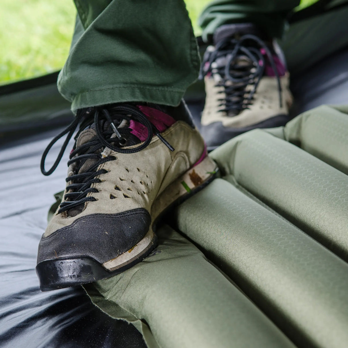 Snugpak Air Mat with Built-In Foot Pump, Olive Green camping sleeping mat - end-on view