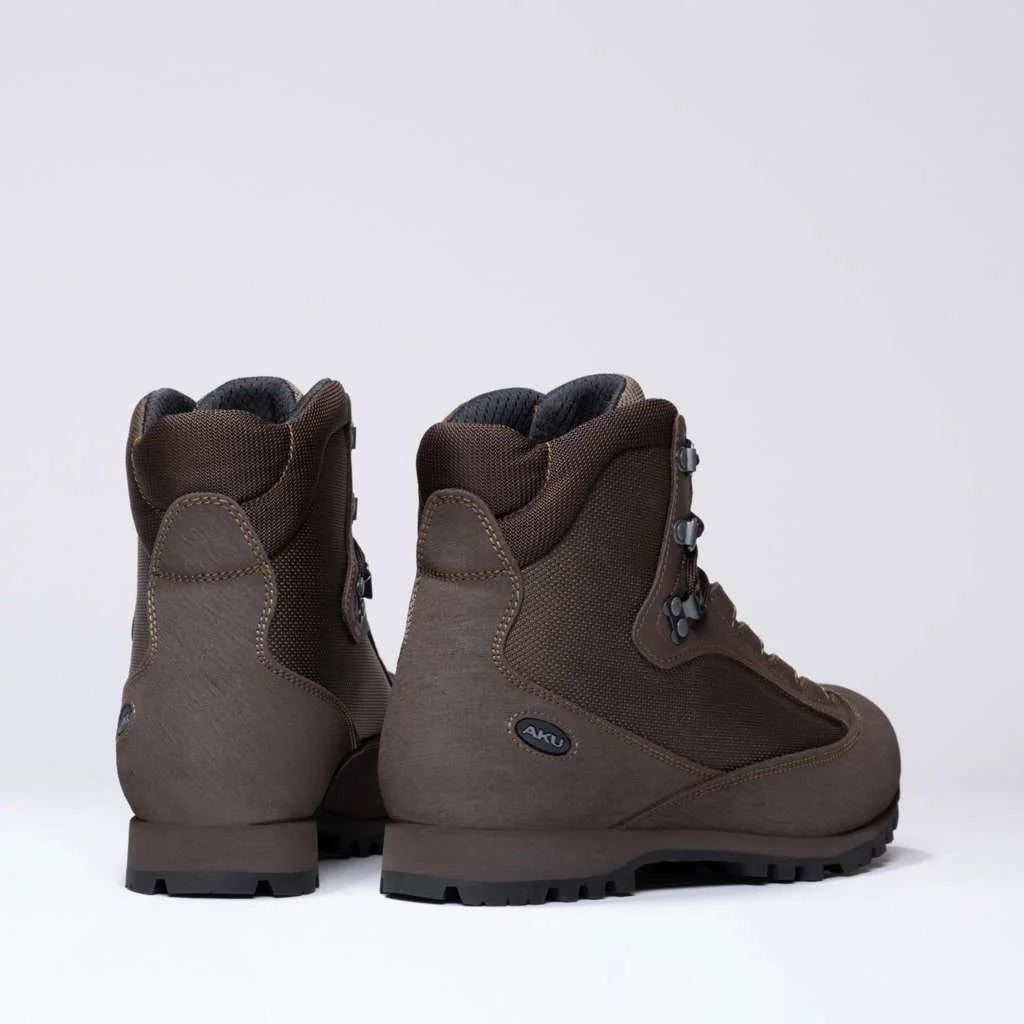 Pair of AKU Pilgrim GTX Combat FG M boots in brown from behind, showing the heels and padded collars