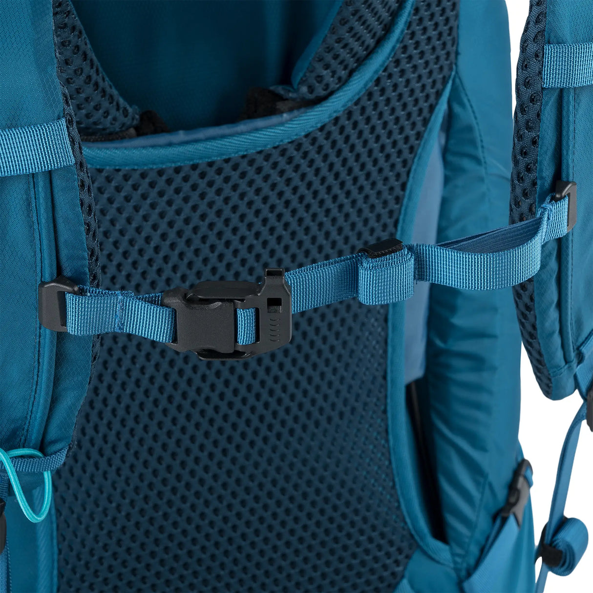 Highlander Ben Nevis Rucksack 52L in petrol blue close up of chest strap