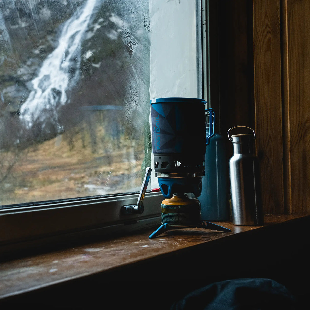 Highlander Blade Fastboil 3 Camping Gas Stove 1.1L in blue lifestyle for camping