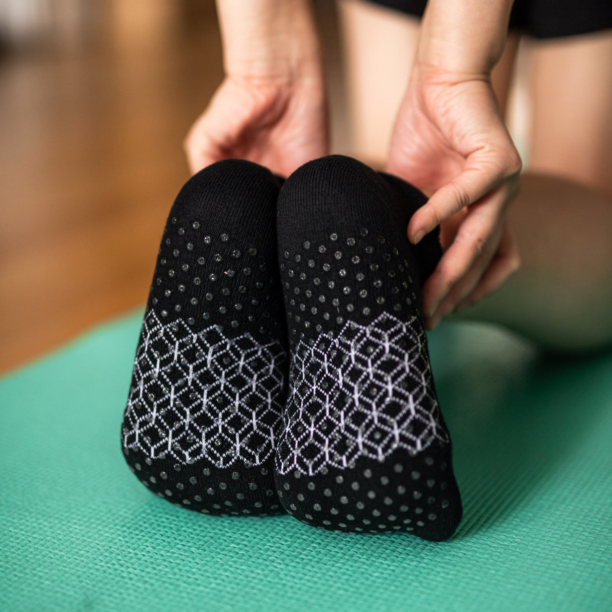 hipSwan Flow Grip Ankle Socks