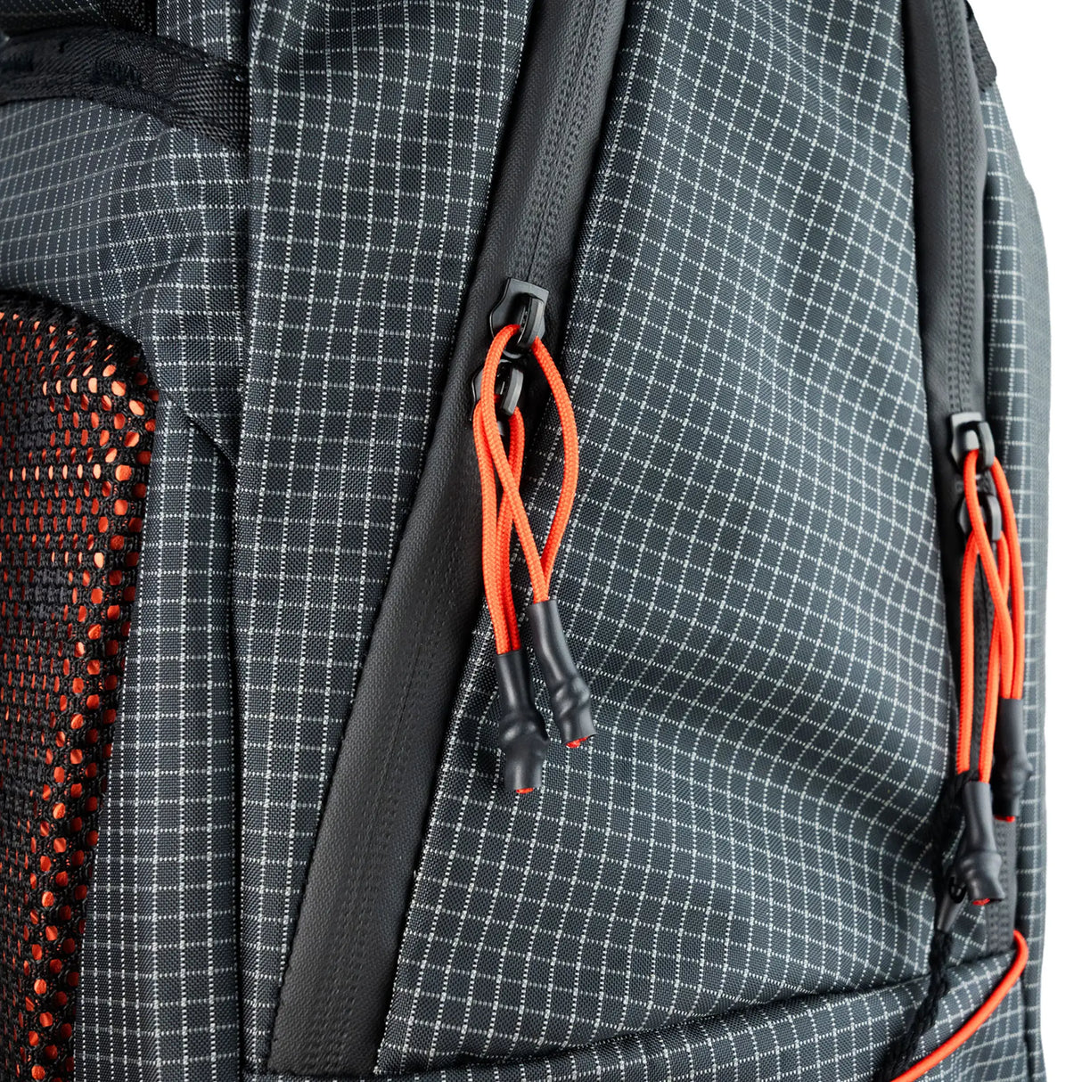Highlander Kynetik Rucksack 25L in Black - close-up of the twin zip pullers and orange bungee toggle