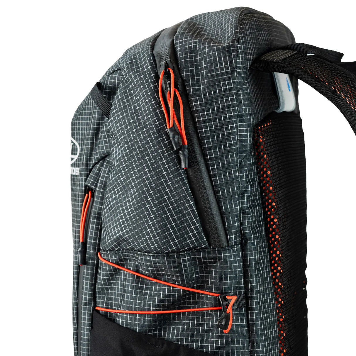 Highlander Kynetik Rucksack 20L in Black - close-up of the zip pullers, bungee cord and hydration port