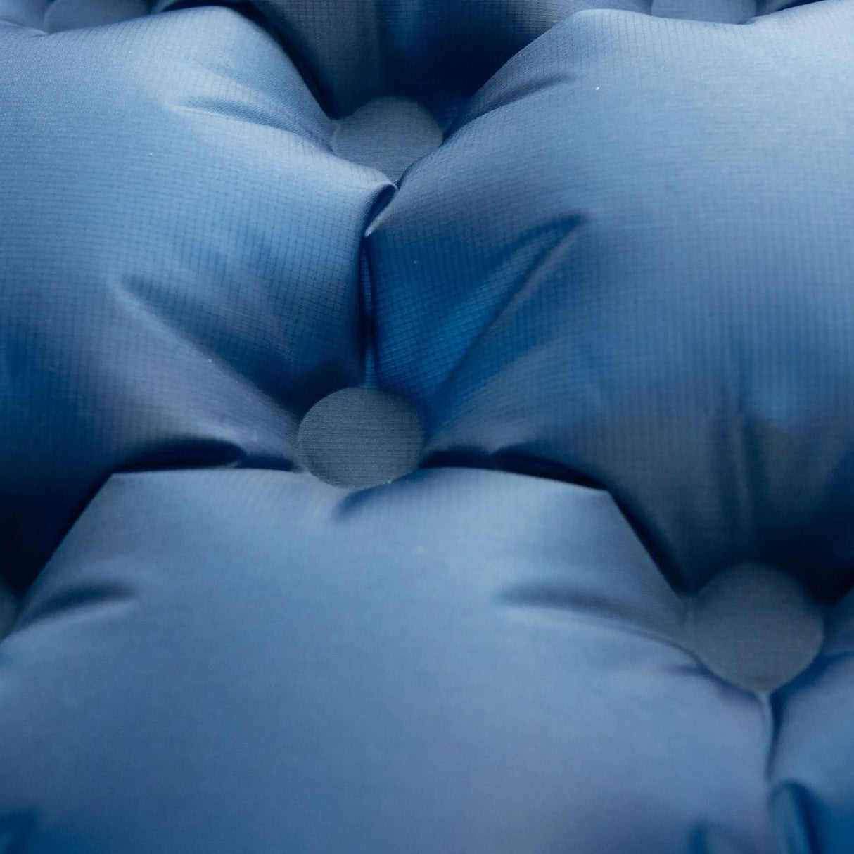 Highlander Nap-Pak Arctic R11 Inflatable Sleeping Mat in deep blue close up