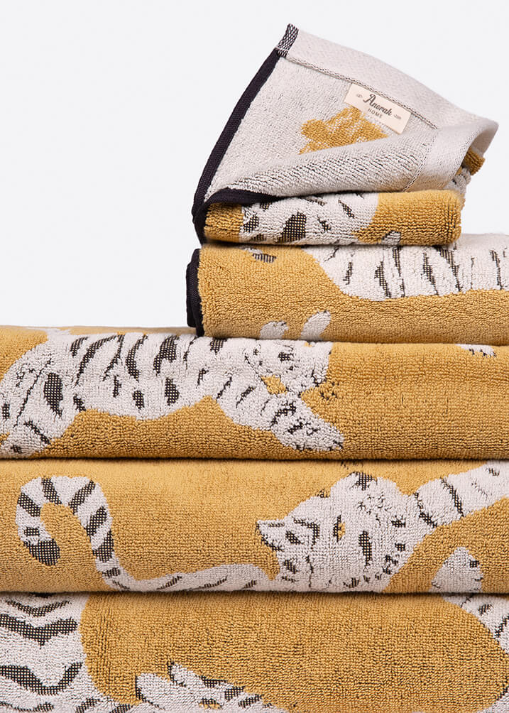 Anorak Tigers Organic Cotton Towel - Ochre and black jacquard weave close up