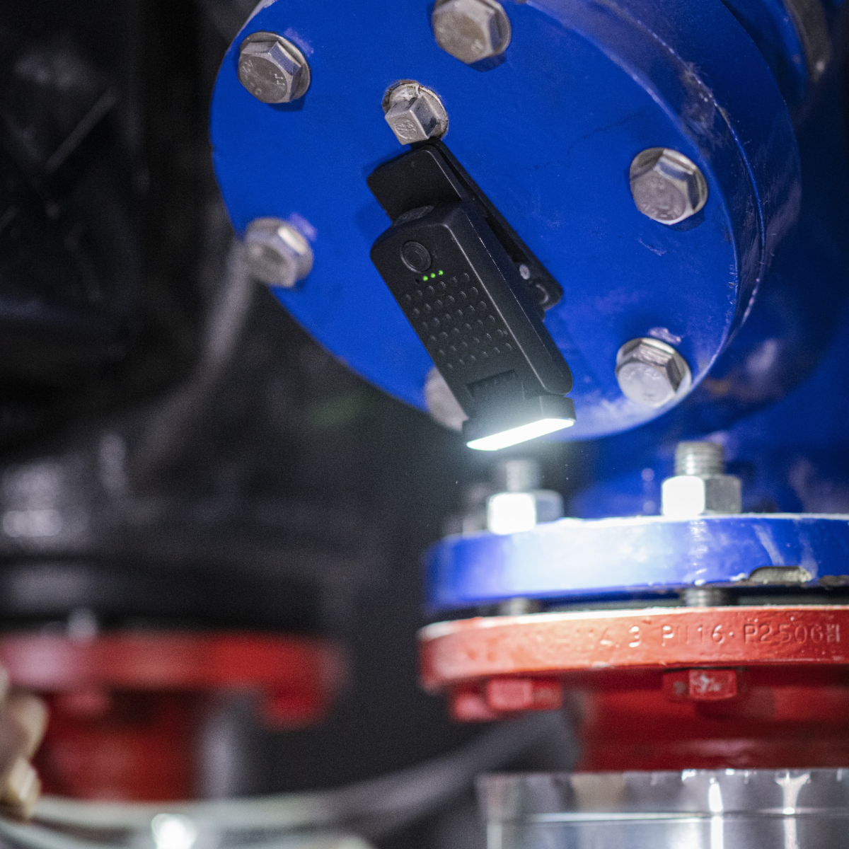 Ledlenser W1R Work held by its magnet on a steel pipe flange
