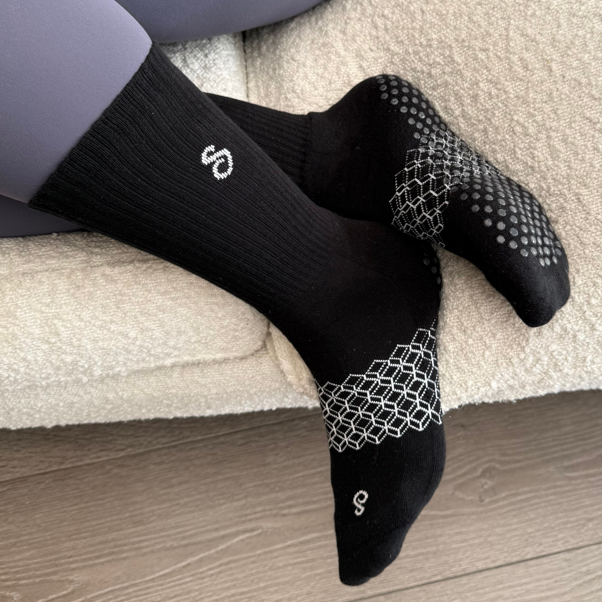 hipSwan Flow Crew Grip Socks