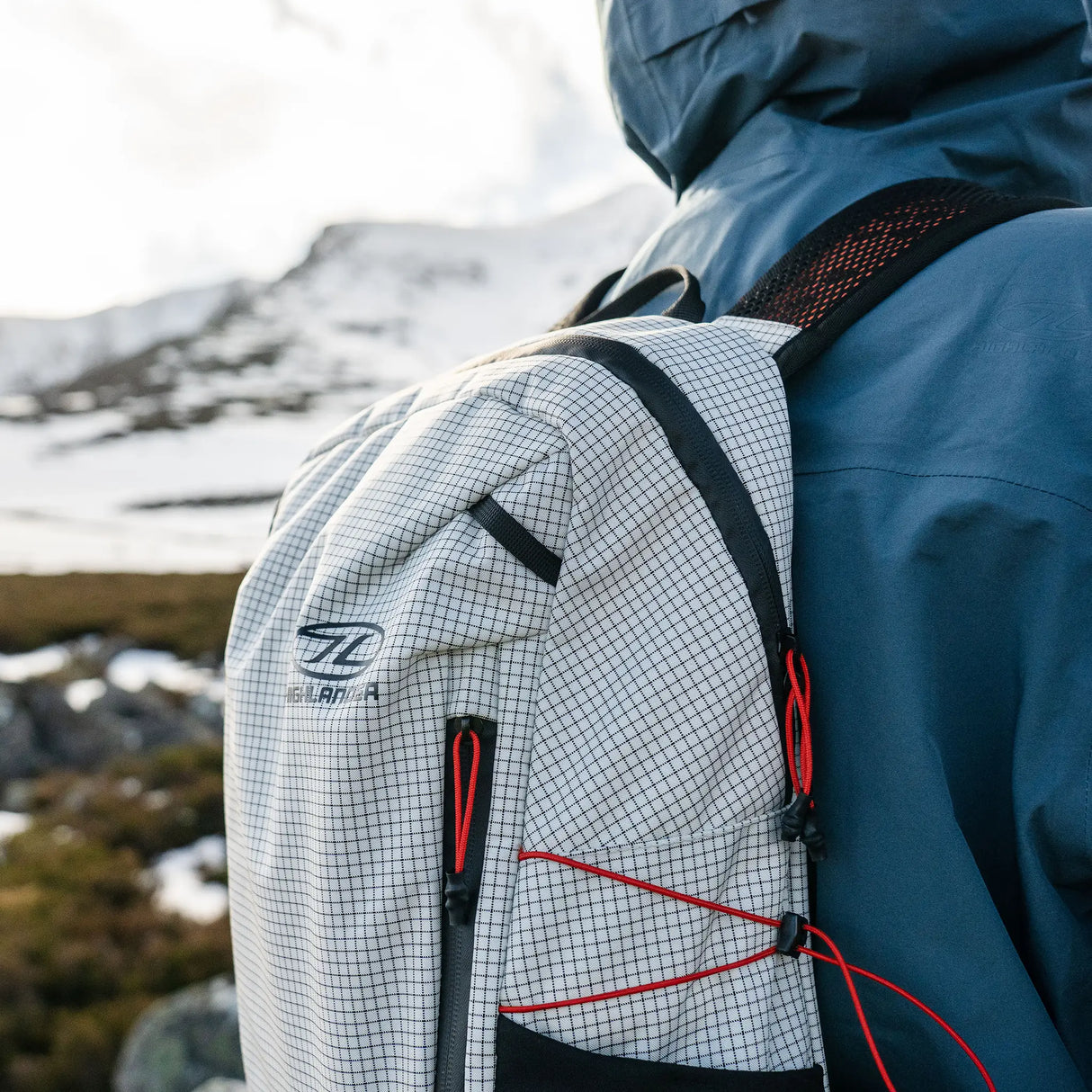 Highlander Kynetik Rucksack 15L in White - over-the-shoulder close-up of the top of the pack and zip cords