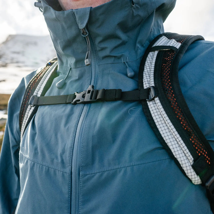 Highlander Kynetik Rucksack 15L in White - front close-up of the padded shoulder straps and sternum strap buckle